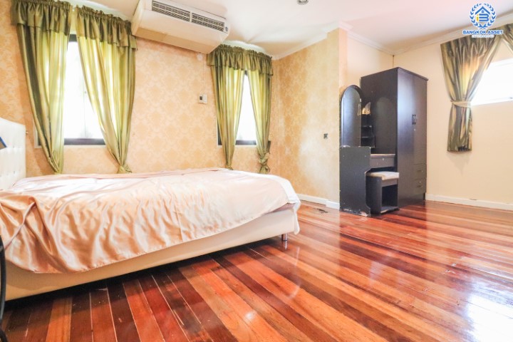 บ้านเดี่ยวทำเลโชคชัย 4 ซอย 56 หลังใหญ่พร้อมอยู่ เนื้อที่ 101 ตร.ว. พร้อมฟังก์ชันที่เหนือกว่าด้วย 5 ห้องนอน 5 ห้องน้ำ ต่อเติมเต็มทั้งหลัง บนทำเลสุดโดดเด่น! พร้อมเชื่อมต่อหลายเส้นทาง ใจกลางแหล่ง Community Mall ชั้นนำมากมาย ใกล้รถไฟฟ้าสายสีเหลือง "โชคชัย4" และทางด่วน "ฉลองรัช"